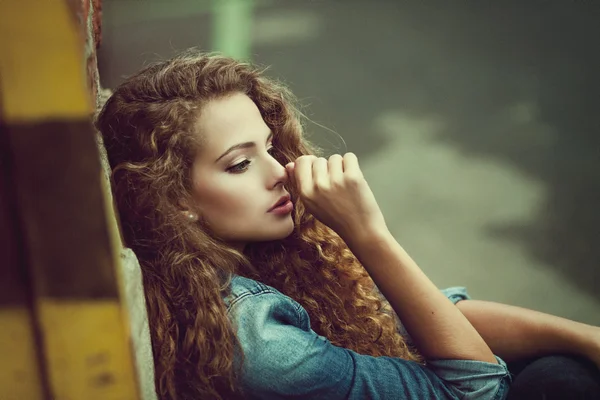 Beautiful young caucasian girl with curly hair outdoors — Stock Photo, Image