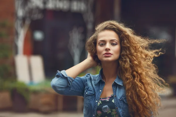 Menina branca nova bonita com cabelo encaracolado ao ar livre — Fotografia de Stock