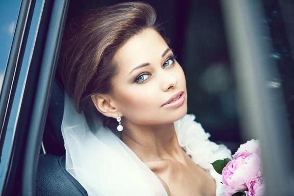 Bela feliz jovem noiva — Fotografia de Stock