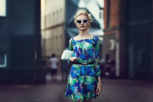 Mulher jovem elegante bonita em uma rua — Fotografia de Stock