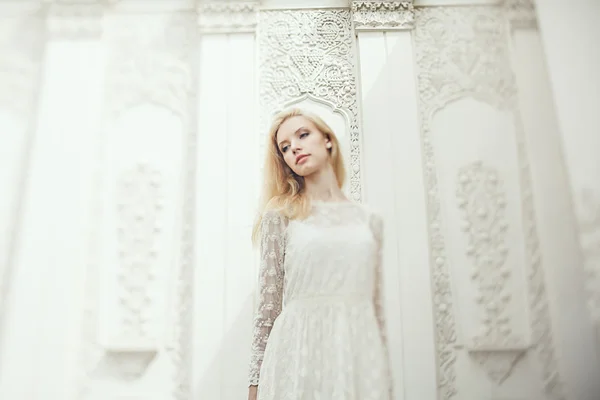 Art photo of a beautiful young bride with shallow DOF — Stock Photo, Image