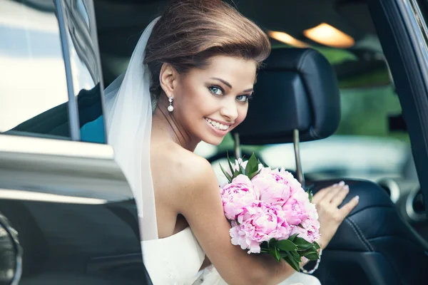 Schöne glückliche junge Braut lizenzfreie Stockfotos