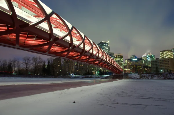 Пешеходный мост — стоковое фото