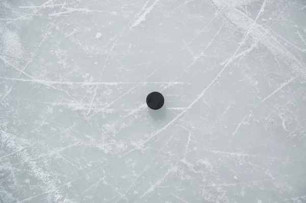 Ice with puck — Stock Photo, Image