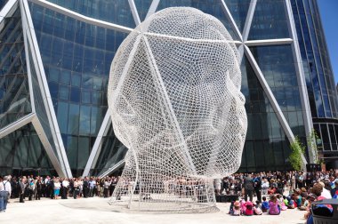 calgary Alberta yay Tower'da jaume Plensa çapa yay kule ve yeni sanat parçası yüklemesini bağlılığı açmalarına