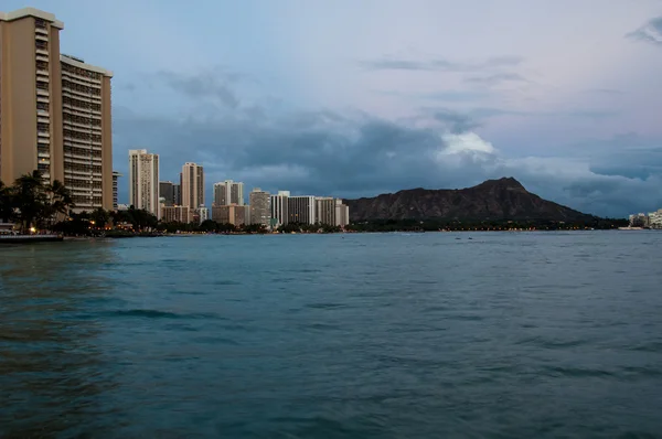 Praia de Waikiki à noite — Fotografia de Stock