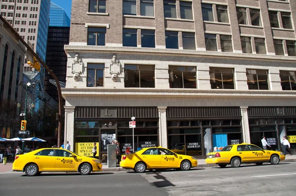 Yellow cabs line up — Stock Photo, Image