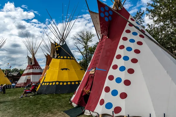 Blackfoot planícies indianas tepees — Fotografia de Stock