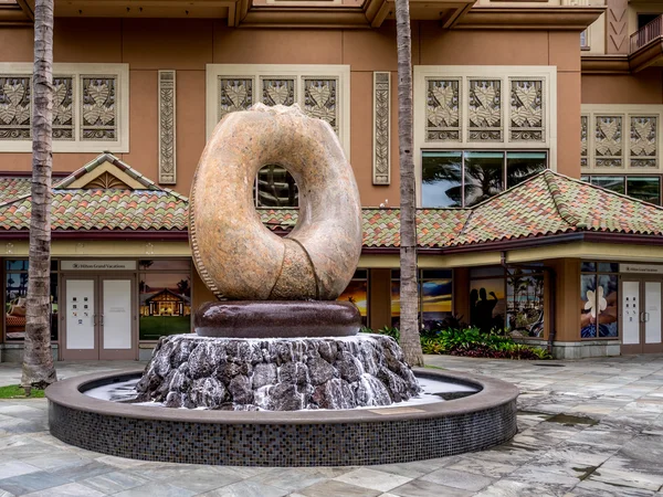 Skulptur und Brunnen auf dem Gelände des hawaiianischen Dorfes Hilton — Stockfoto