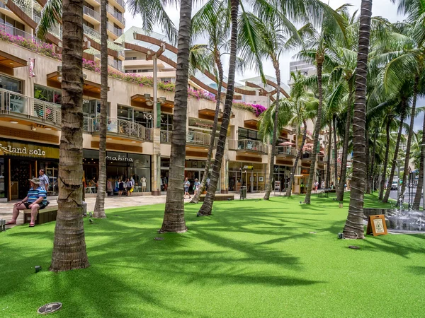 Popular shopping strip of Kalakaua Avenue — Stock Photo, Image