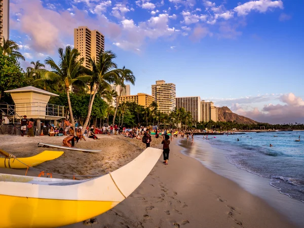 Waikiki Plaża o zachodzie słońca — Zdjęcie stockowe