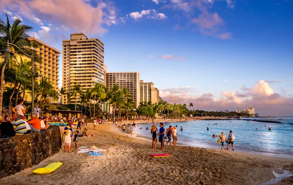 Waikiki beach napnyugtakor — Stock Fotó