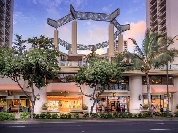 Negozi al dettaglio su Kalakaua Avenue — Foto Stock