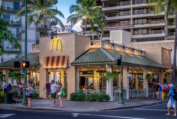 McDonald's-restaurant op kalakaua avenue — Stockfoto