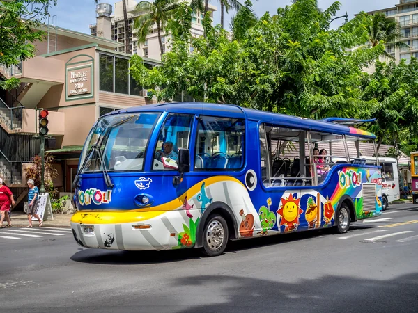 Barevné turistický autobus na kalakaua — Stock fotografie