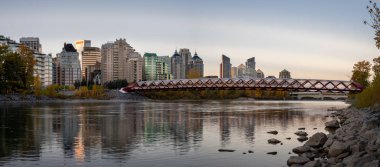 Calgarys 'ın panoramik manzarası Bow River boyunca güzel bir siluet..