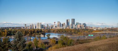 Calgarys 'ın panoramik manzarası sonbaharda Bow Nehri boyunca güzel bir siluet..
