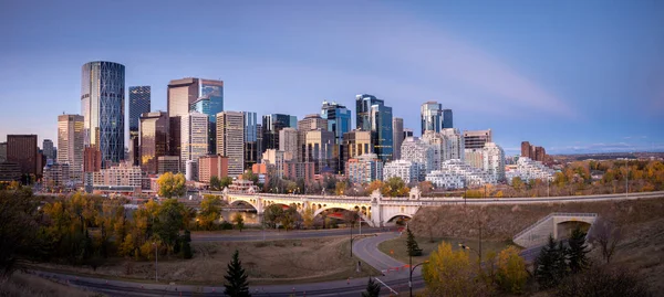 Uitzicht Calgarys Prachtige Skyline Langs Bow River Bij Zonsopgang — Stockfoto