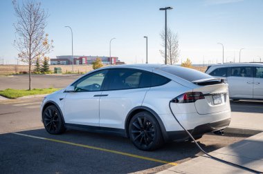 Medicine Hat, Alberta - 8 Ekim 2019: Tesla Model X elektrikli araba bir otelin bakım istasyonunda şarj ediliyor.