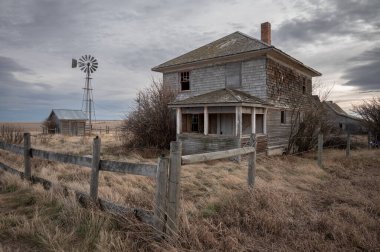 Alberta Kanada kırsalında terk edilmiş bir çiftlik evi bulutlu gökyüzü