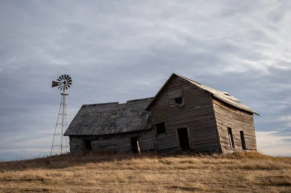 Ferme Abandonnée Dans Une Alberta Rurale Canada Avec Ciel Nuageux — Photo