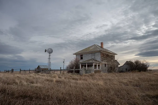 Verlaten Boerderij Landelijk Alberta Canada Met Wolkenluchten — Stockfoto