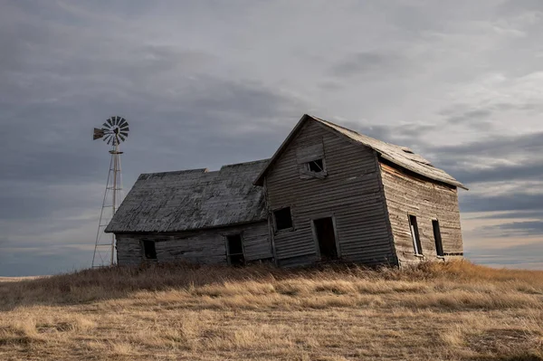 Quinta Abandonada Alberta Rural Canadá Com Céu Nublado — Fotografia de Stock