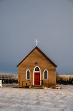 Kış boyunca Alberta kırsalındaki St. Thomas Anglikan Kilisesi.