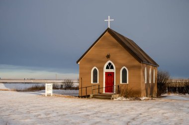 Kış boyunca Alberta kırsalındaki St. Thomas Anglikan Kilisesi.