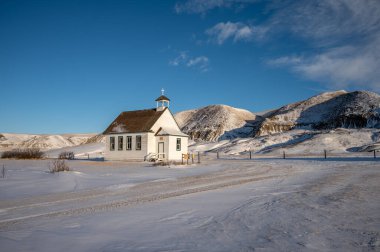 Kanada, Alberta 'daki hayalet kasaba Dorothy' deki eski ahşap öncü kilisesinde kış.