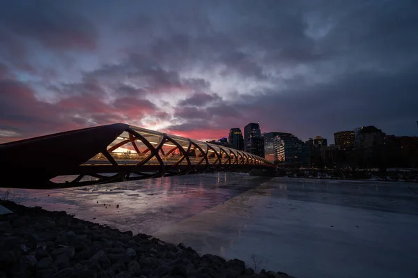 Calgary Alberta Daki Bow River Ufuk Çizgisi Manzarası Barış Köprüsü — Stok fotoğraf