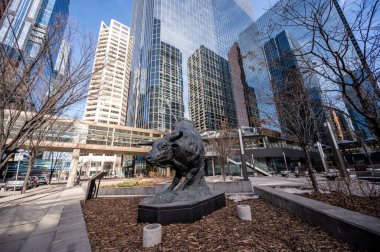 Calgary, Albert a - 6 Şubat 2022: Calgary şehir merkezinde ofis kuleleri olan ünlü rodeo haydutunun görüntüsü.