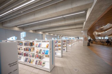 Calgary, Alberta - 6 Şubat 2022 Calgary 'nin Calgary Halk Kütüphanesi Merkez Şubesi. Kütüphane Kasım 2018 'de açıldı ve ünlü Snohetta firması tarafından tasarlandı..
