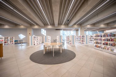 Calgary, Alberta - 6 Şubat 2022 Calgary 'nin Calgary Halk Kütüphanesi Merkez Şubesi. Kütüphane Kasım 2018 'de açıldı ve ünlü Snohetta firması tarafından tasarlandı..