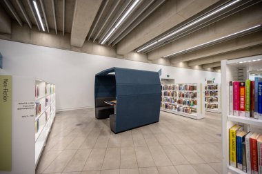 Calgary, Alberta - 6 Şubat 2022 Calgary 'nin Calgary Halk Kütüphanesi Merkez Şubesi. Kütüphane Kasım 2018 'de açıldı ve ünlü Snohetta firması tarafından tasarlandı..