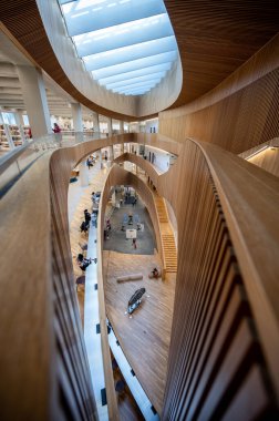 Calgary, Alberta - 6 Şubat 2022 Calgary 'nin Calgary Halk Kütüphanesi Merkez Şubesi. Kütüphane Kasım 2018 'de açıldı ve ünlü Snohetta firması tarafından tasarlandı..