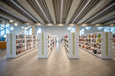 Calgary, Alberta - 6 Şubat 2022 Calgary 'nin Calgary Halk Kütüphanesi Merkez Şubesi. Kütüphane Kasım 2018 'de açıldı ve ünlü Snohetta firması tarafından tasarlandı..