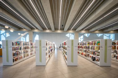 Calgary, Alberta - 6 Şubat 2022 Calgary 'nin Calgary Halk Kütüphanesi Merkez Şubesi. Kütüphane Kasım 2018 'de açıldı ve ünlü Snohetta firması tarafından tasarlandı..