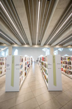 Calgary, Alberta - 6 Şubat 2022 Calgary 'nin Calgary Halk Kütüphanesi Merkez Şubesi. Kütüphane Kasım 2018 'de açıldı ve ünlü Snohetta firması tarafından tasarlandı..