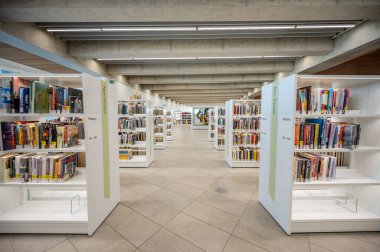 Calgary, Alberta - 6 Şubat 2022 Calgary 'nin Calgary Halk Kütüphanesi Merkez Şubesi. Kütüphane Kasım 2018 'de açıldı ve ünlü Snohetta firması tarafından tasarlandı..