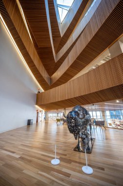 Calgary, Alberta - 6 Şubat 2022 Calgary 'nin Calgary Halk Kütüphanesi Merkez Şubesi. Kütüphane Kasım 2018 'de açıldı ve ünlü Snohetta firması tarafından tasarlandı..