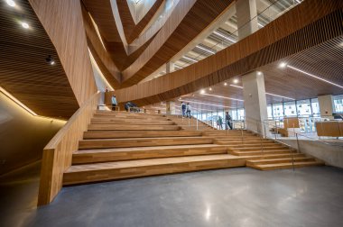 Calgary, Alberta - 6 Şubat 2022 Calgary 'nin Calgary Halk Kütüphanesi Merkez Şubesi. Kütüphane Kasım 2018 'de açıldı ve ünlü Snohetta firması tarafından tasarlandı..