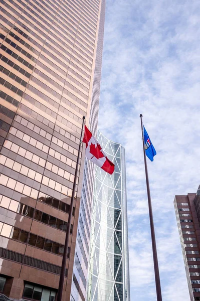 Kijkend Naar Wolkenkrabbers Stad Calgary Met Alberta Canadese Vlaggen — Stockfoto