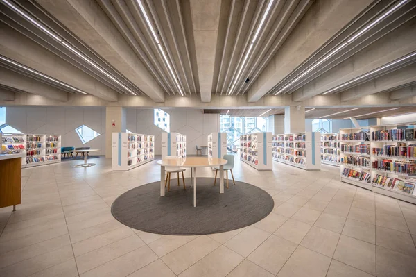 Calgary Alberta Lutego 2022 Wnętrze Centralnego Oddziału Biblioteki Publicznej Calgary — Zdjęcie stockowe