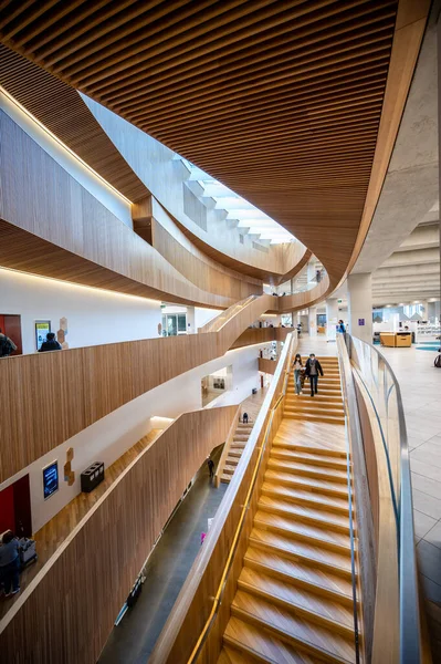 カルガリー アルバータ州 2月6 2022 カルガリー公共図書館のカルガリーの中央支部の内部 図書館は2018年11月にオープンし 有名なスヌーヘッタ社によって設計されました — ストック写真
