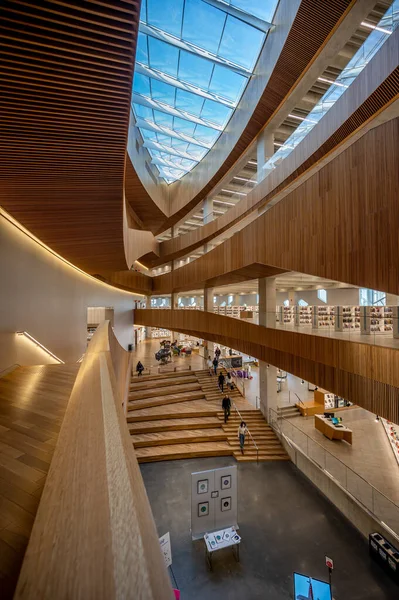 カルガリー アルバータ州 2月6 2022 カルガリー公共図書館のカルガリーの中央支部の内部 図書館は2018年11月にオープンし 有名なスヌーヘッタ社によって設計されました — ストック写真