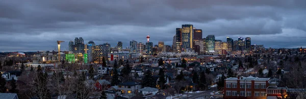 Widok Panoramę Calgary Przed Burzą Śnieżną Nocy — Zdjęcie stockowe