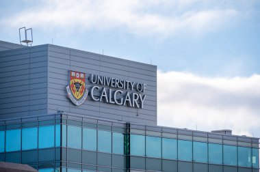 Calgary, Alberta - 27 Şubat 2022: Calgary Üniversitesi Sağlık Merkezi 'nin dış cephesi Foothills Hastanesi' nde eğitim merkezi.
