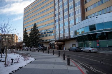 Calgary, Alberta - 27 Şubat 2022 Foothills Hastanesi 'nin dış cephesi ve girişi.