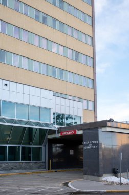 Calgary, Alberta - 27 Şubat 2022 Foothills Hastanesi 'nin dış cephesi ve girişi.